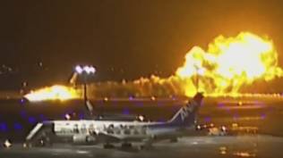 detik-detik-pesawat-japan-airlines-terbakar-saat-mendarat-5-penjaga-pantai-ditemukan-tewas