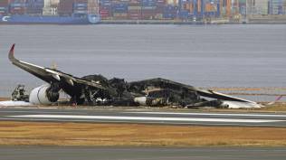japan-airlines-ternyata-dapat-izin-mendarat-sebelum-tabrakan-di-landasan-dan-terbakar-habis