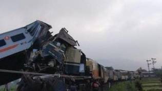 tabrakan-ka-turangga-ka-lokal-bandung-2-korban-yang-masih-terjepit-meninggal-dunia