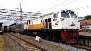 daftar-kereta-yang-dibatalkan-dan-dialihkan-jalurnya-imbas-tabrakan-ka-turangga-ka-lokal-bandung