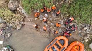 akibat-banjir-dan-tanah-longsor-daerah-pesisir-selatan-sumatra-barat-masih-terisolasi