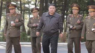 polisi-korea-utara-diperintahkan-tulis-karangan-kim-jong-un-hormati-tentara-yang-gugur-di-rusia