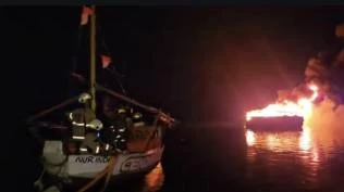 kondisi-terkini-2-kapal-terbakar-di-dermaga-marina-ancol-damkar-satu-karam-yang-satu