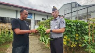 kalapas-pohuwato-bagikan-hasil-panen-sayuran-kepada-warga-sekitar