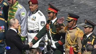 tentara-korea-utara-dipeluk-putin-di-lapangan-merah-terima-kasih-banyak-kepada-semua-pejuang-kalian