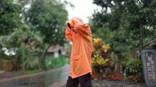 awas-potensi-cuaca-ekstrem-jumat-15-agustus-2025-bmkg-peringatkan-28-wilayah-ini-terdampak