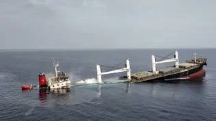 belasan-awak-kapal-yang-ditenggelamkan-houthi-di-laut-merah-hilang-diduga-diculik-pemberontak