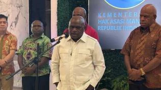 menteri-ham-natalius-pigai-dukung-larangan-bendera-one-piece-sesuai-kovenan-hak-sipil-dan-politik