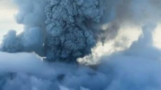 fenomena-gunung-krasheninnikov-meletus-setelah-600-tahun-diyakini-terkait-gempa-besar-rusia