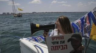 tekan-netanyahu-untuk-akhiri-perang-keluarga-tawanan-israel-berlayar-dekati-gaza