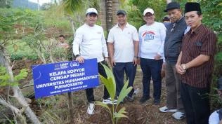 refleksi-kemerdekaan-di-area-makam-kakek-prabowo-rektor-ump-jelaskan-tanam-kelapa-simbol-manfaat