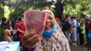 pemerintah-salurkan-blt-rp900-ribu-untuk-35-juta-keluarga-mulai-20-oktober