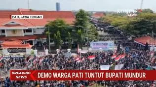 demo-warga-di-alun-alun-pati-ricuh-bupati-sudewo-dievakuasi-dengan-kendaraan-taktis-brimob
