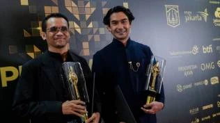 pangku-raih-4-piala-citra-2025-reza-rahadian-menangis-haru-di-panggung