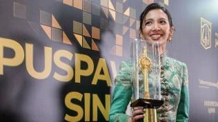 sheila-dara-raih-pemeran-utama-perempuan-terbaik-ffi-2025-ungguli-acha-septriasa-aurora-ribero