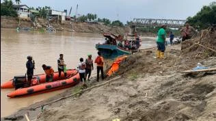 jembatan-kutablang-dalam-pengerjaan-relawan-distribusikan-bantuan-logitik-dengan-perahu-karet