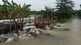 tanggul-sungai-citarum-di-bekasi-jebol-banjir-setinggi-hingga-60-cm-genangi-rumah-warga