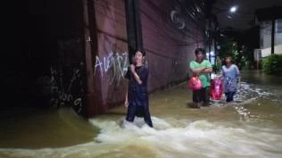 kali-sunter-meluap-permukiman-warga-cipinang-melayu-terendam-banjir