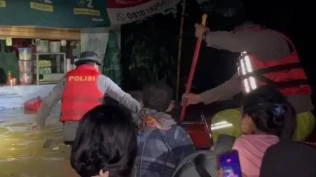 banjir-jakarta-bekasi-polda-metro-kerahkan-personel-evakuasi-warga-hingga-amankan-wilayah-terdampak