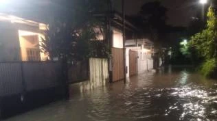 banjir-di-tangerang-selatan-kemarin-berdampak-pada-ratusan-keluarga