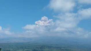 gunung-semeru-erupsi-3-kali-beruntun-dini-hari-warga-diminta-jauhi-besuk-kobokan