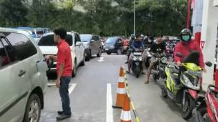 isu-bbm-naik-1-april-picu-kepanikan-spbu-di-tangerang-selatan-sampai-diserbu-warga