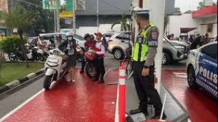 polisi-kediri-patroli-di-spbu-pastikan-stok-bbm-cukup-dan-antisipasi-kepadatan