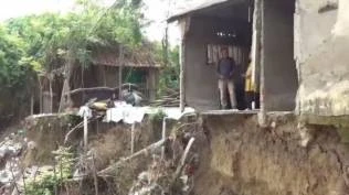 4-rumah-di-bantaran-kali-cikarang-tergerus-longsor-warga-harap-pemerintah-bangun-tanggul