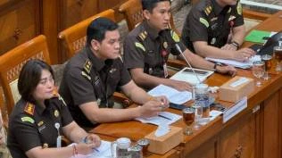 rapat-dengan-komisi-iii-dpr-kajari-karo-jelaskan-alasan-tahan-videografer-amsal-sitepu