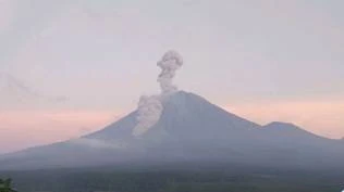 semeru-meletus-pagi-ini-awan-panas-meluncur-3-km-dari-puncak