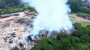 kebakaran-gunungan-sampah-di-pegangsaan-dua-asap-membubung-petugas-damkar-sesak-napas