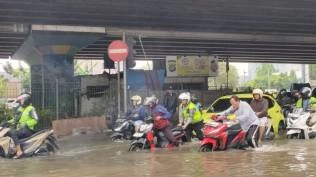 bmkg-ungkap-penyebab-hujan-deras-jelang-kemarau-picu-banjir-di-jakarta-timur