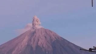 gunung-semeru-erupsi-4-kali-pagi-ini-warga-diminta-jauhi-radius-bahaya