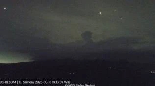 gunung-semeru-erupsi-pada-sabtu-malam-tinggi-kolom-letusan-sekitar-1-000-meter