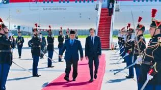 jawab-kritik-seskab-teddy-tegaskan-rombongan-luar-negeri-presiden-prabowo-dipangkas-separuh
