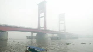 viral-bocah-ngelem-di-jembatan-ampera-dinsos-lakukan-pengamanan-dan-pembinaan