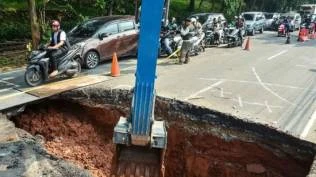 akses-ke-ui-terganggu-transjakarta-ubah-layanan-dua-rute-akibat-jalan-amblas-di-lenteng-agung