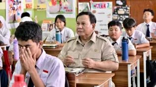 momen-prabowo-duduk-makan-bareng-siswa-saat-tinjau-pelaksanaan-mbg-di-smpn-111-jakarta