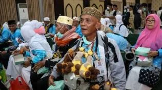 jemaah-haji-indonesia-tiba-melalui-debarkasi-makassar-pertama-kali-gunakan-garbarata