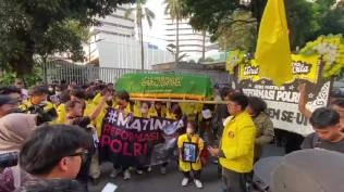 mahasiswa-bawa-keranda-dan-karangan-bunga-saat-demo-di-mabes-polri