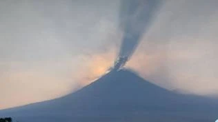 gunung-semeru-erupsi-8-kali-hari-ini-kolom-abu-capai-900-meter-status-masih-siaga