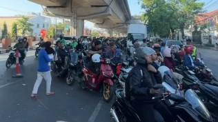 antrean-bbm-di-makassar-mengular-bahlil-ungkap-penyebabnya-warga-beralih-ke-bbm-subsidi