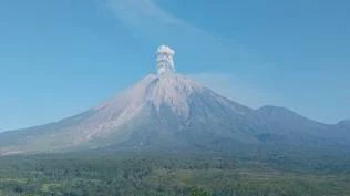 gunung-semeru-erupsi-tiga-kali-pagi-ini-ini-wilayah-wilayah-yang-harus-dihindari
