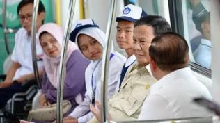 prabowo-saya-sangat-bahagia-hari-ini-enak-naik-lrt