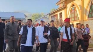 jokowi-dan-kaesang-tinjau-gereja-terdampak-gempa-di-ntt-pastor-kehadiran-penuh-kasih