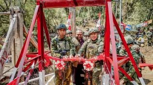 tni-warga-bangun-jembatan-merah-putih-ugimba-buka-jalan-untuk-masa-depan-di-intan-jaya-papua-tengah
