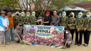 kejari-bangka-selatan-salurkan-rp10-juta-hingga-bahan-bangunan-untuk-korban-kebakaran-dusun-serdang