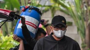 ott-bupati-klaten-kpk-amankan-uang-rp1-9-m-hingga-tong-diduga-untuk-simpan-penerimaan