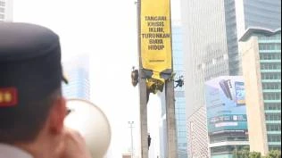 greenpeace-pasang-spanduk-protes-raksasa-di-bundaran-hi-6-aktivis-dibawa-ke-polda-metro
