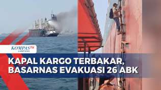 detik-detik-kapal-kargo-terbakar-basarnas-evakuasi-26-anak-buah-kapal